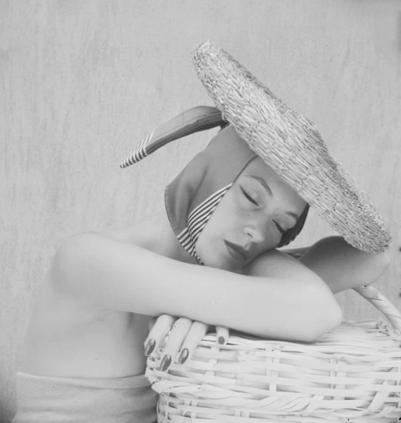 Color Photograph de Toni Frissell - Chica con pañuelo en la cabeza Edición limitada sobredimensionada con sello de firma