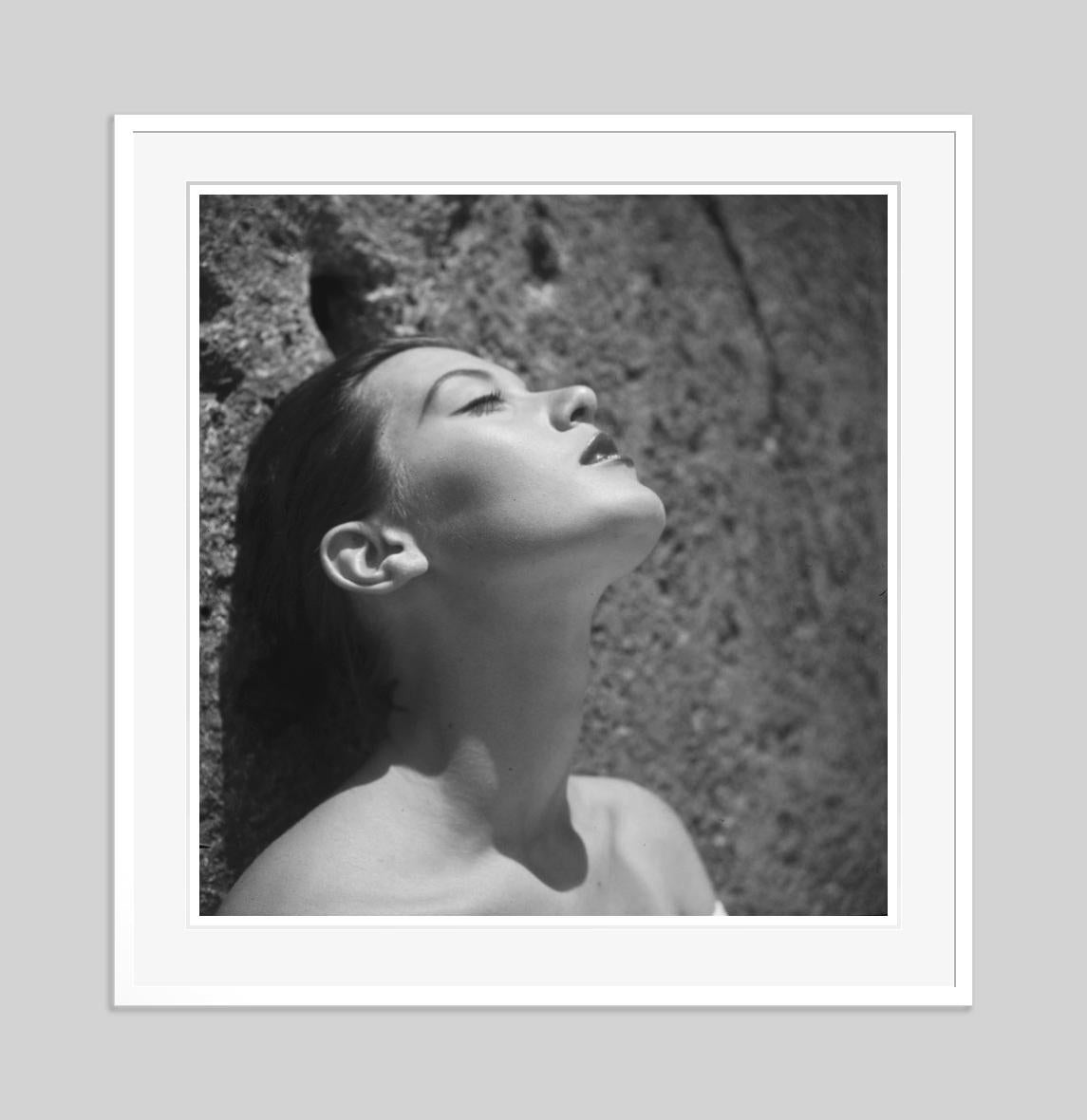 Ragazza col rossetto 1951 Edizione limitata e firmata Oversize - Photograph Moderno di Toni Frissell
