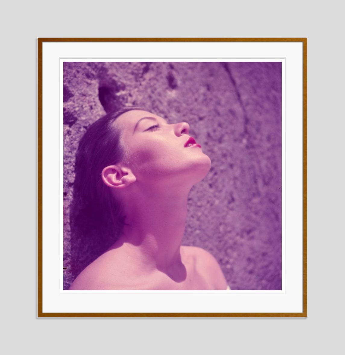 Mädchen in Roter Lippenstift 1951 Limitierte Signatur gestempelte Auflage – Photograph von Toni Frissell