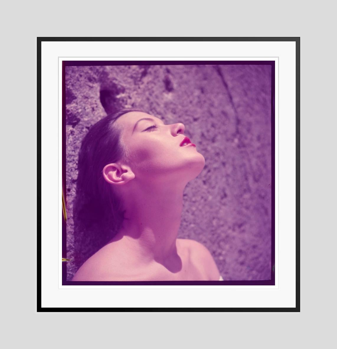 Chica con pintalabios rojo 1951 Edición limitada sobredimensionada con sello de firma - Color Photograph Púrpura de Toni Frissell