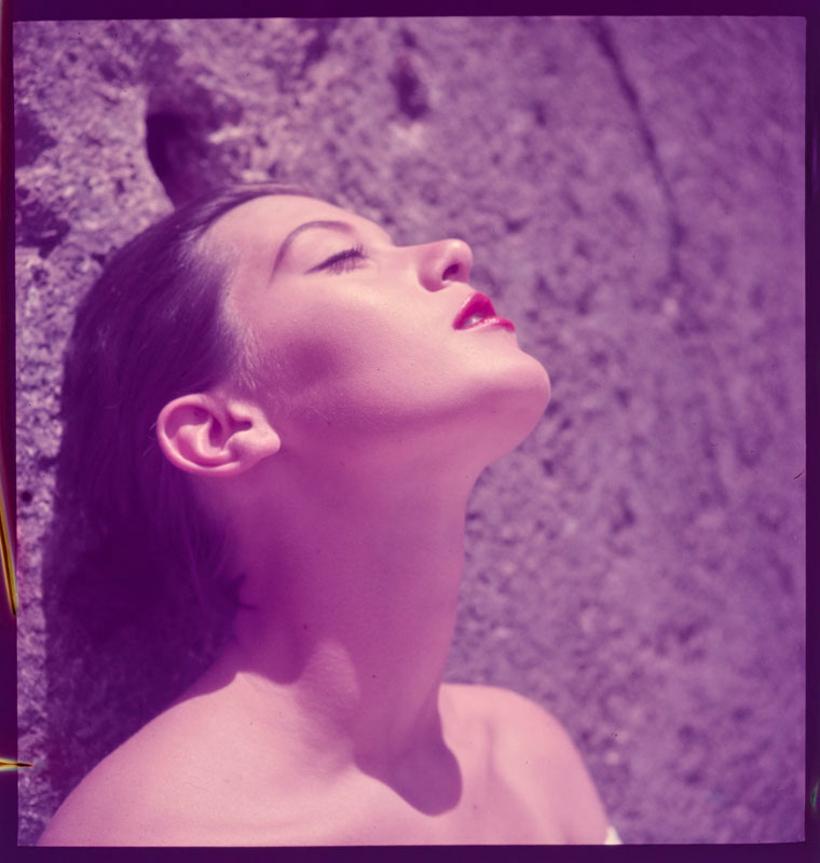Color Photograph de Toni Frissell - Chica con pintalabios rojo 1951 Edición limitada sobredimensionada con sello de firma