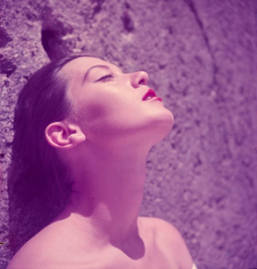 Toni Frissell Color Photograph – Mädchen in Roter Lippenstift 1951 Oversize Limitierte Signatur gestempelte Auflage 
