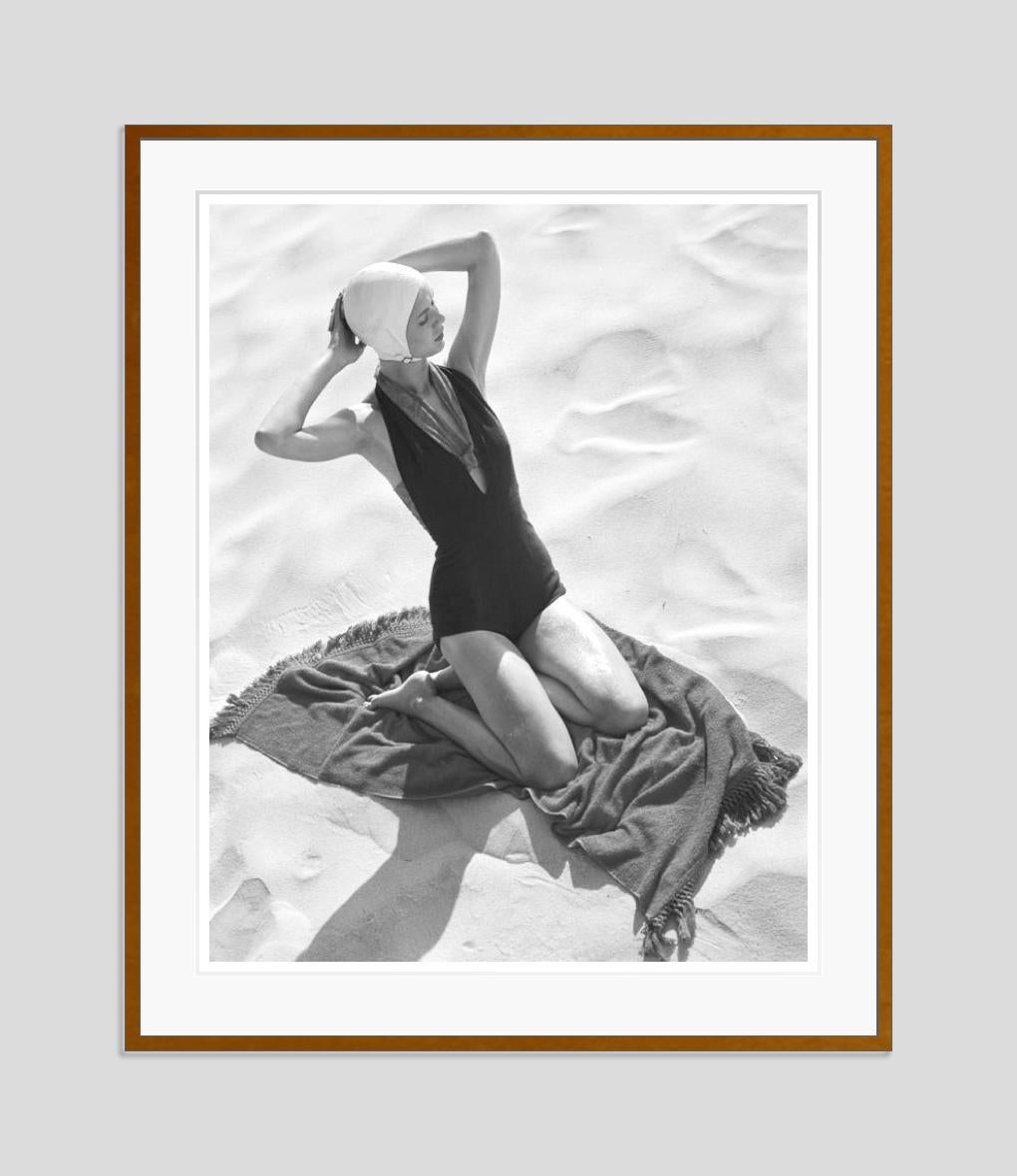Girl On The Beach 1947, limitierte, gestempelte Auflage  – Photograph von Toni Frissell