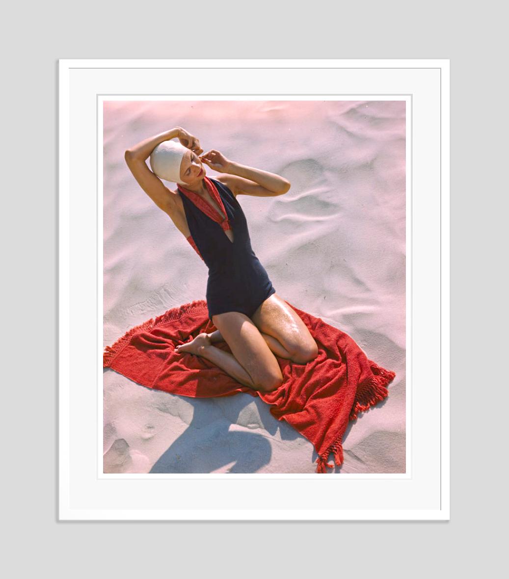 Girl On The Beach 1947 Limitierte, gestempelte Auflage (Moderne), Photograph, von Toni Frissell