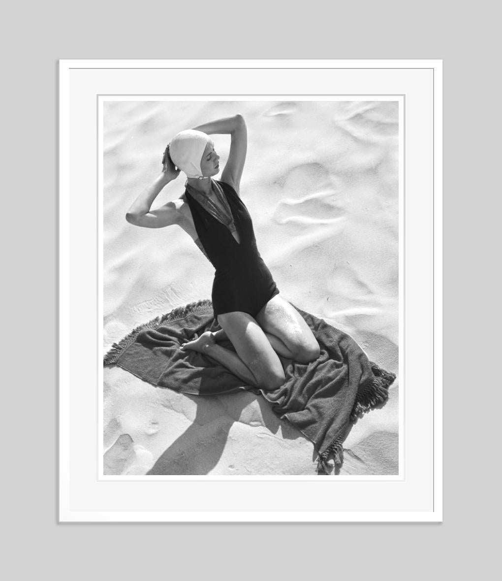 Girl On The Beach 1947, limitierte, gestempelte Auflage  (Moderne), Photograph, von Toni Frissell