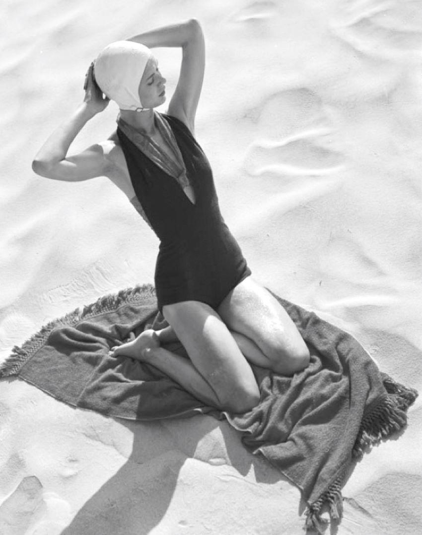 Toni Frissell Color Photograph – Girl On The Beach 1947, limitierte, gestempelte Auflage 