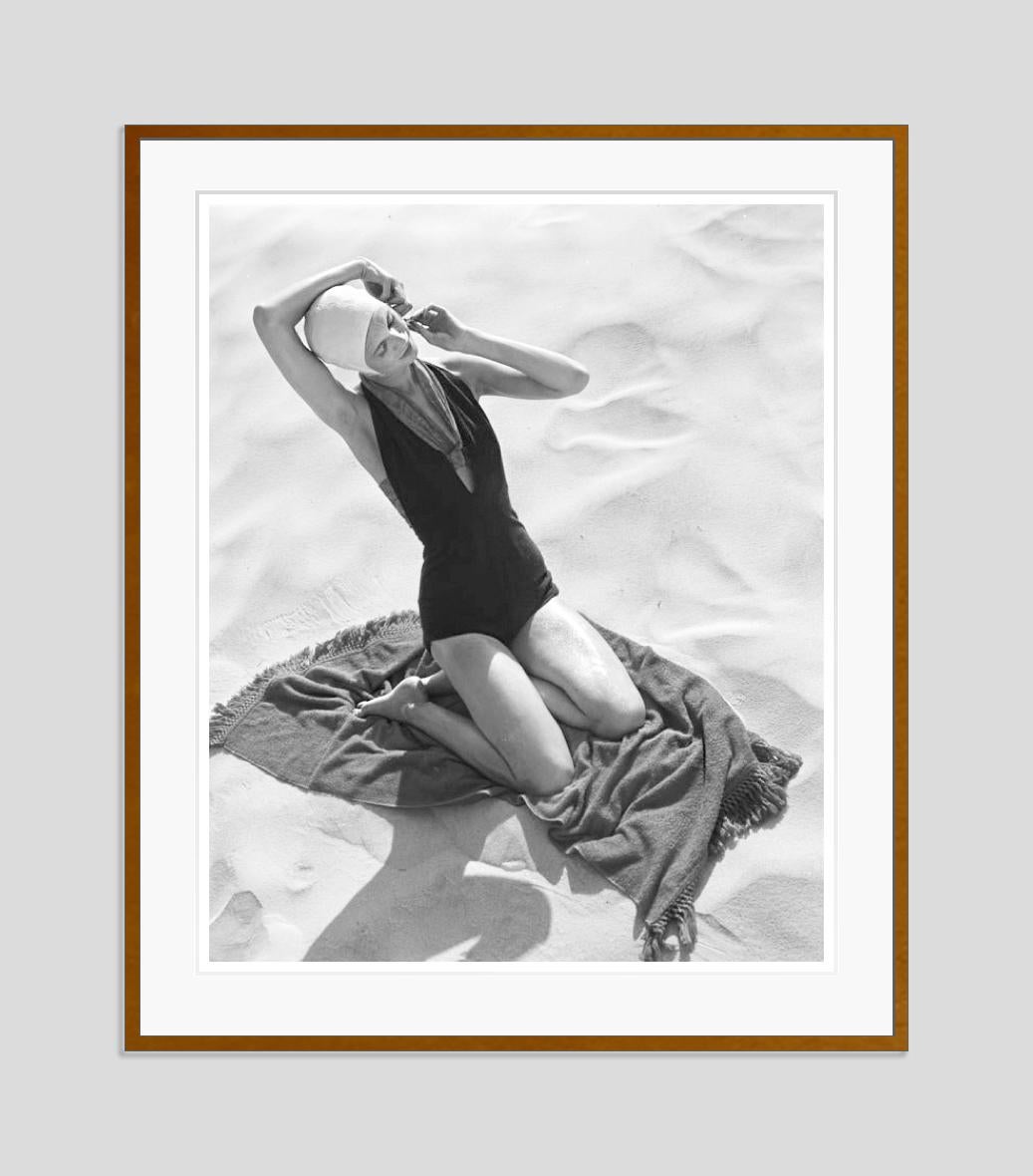 Girl On The Beach 1947 Übergroße, limitierte, gestempelte Auflage – Photograph von Toni Frissell