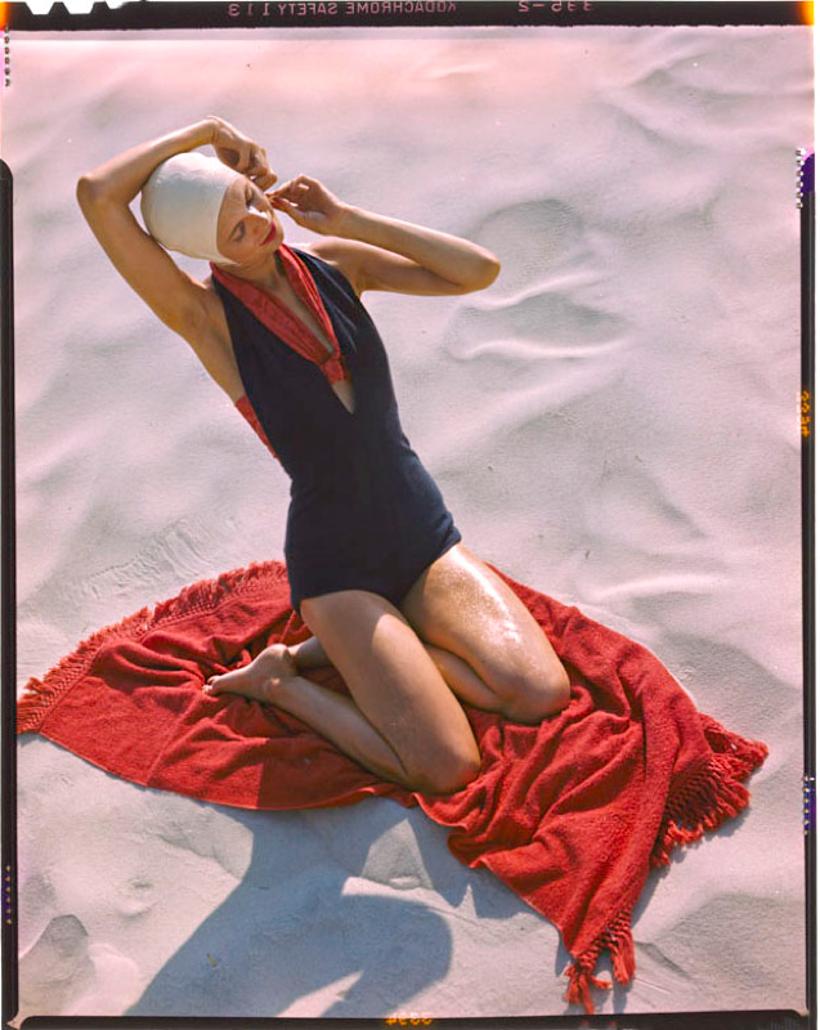 Toni Frissell Color Photograph – Girl On The Beach 1947 Übergroße, limitierte, gestempelte Auflage 
