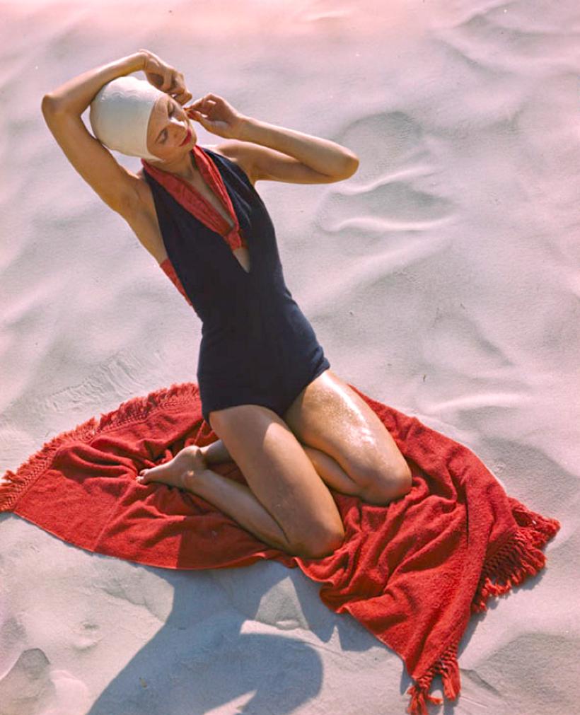 Color Photograph di Toni Frissell - Girl On The Beach 1947 Edizione limitata oversize con timbro della firma
