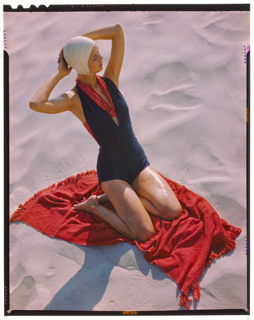 Toni Frissell Color Photograph – Girl On The Beach 1947 Übergroße, limitierte, gestempelte Auflage
