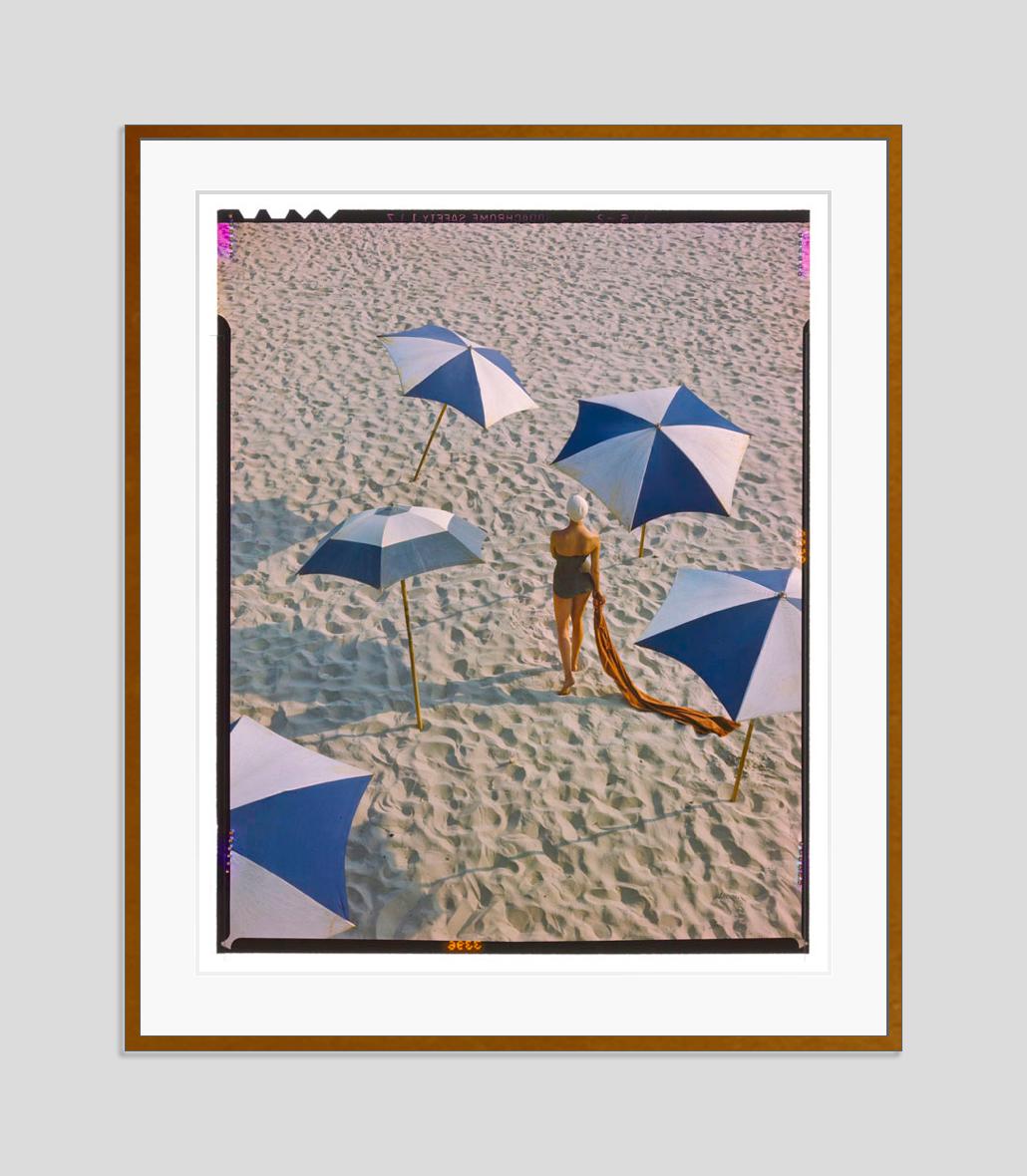Girl On The Beach 1948 Edición Limitada Estampada con Firma - Photograph de Toni Frissell