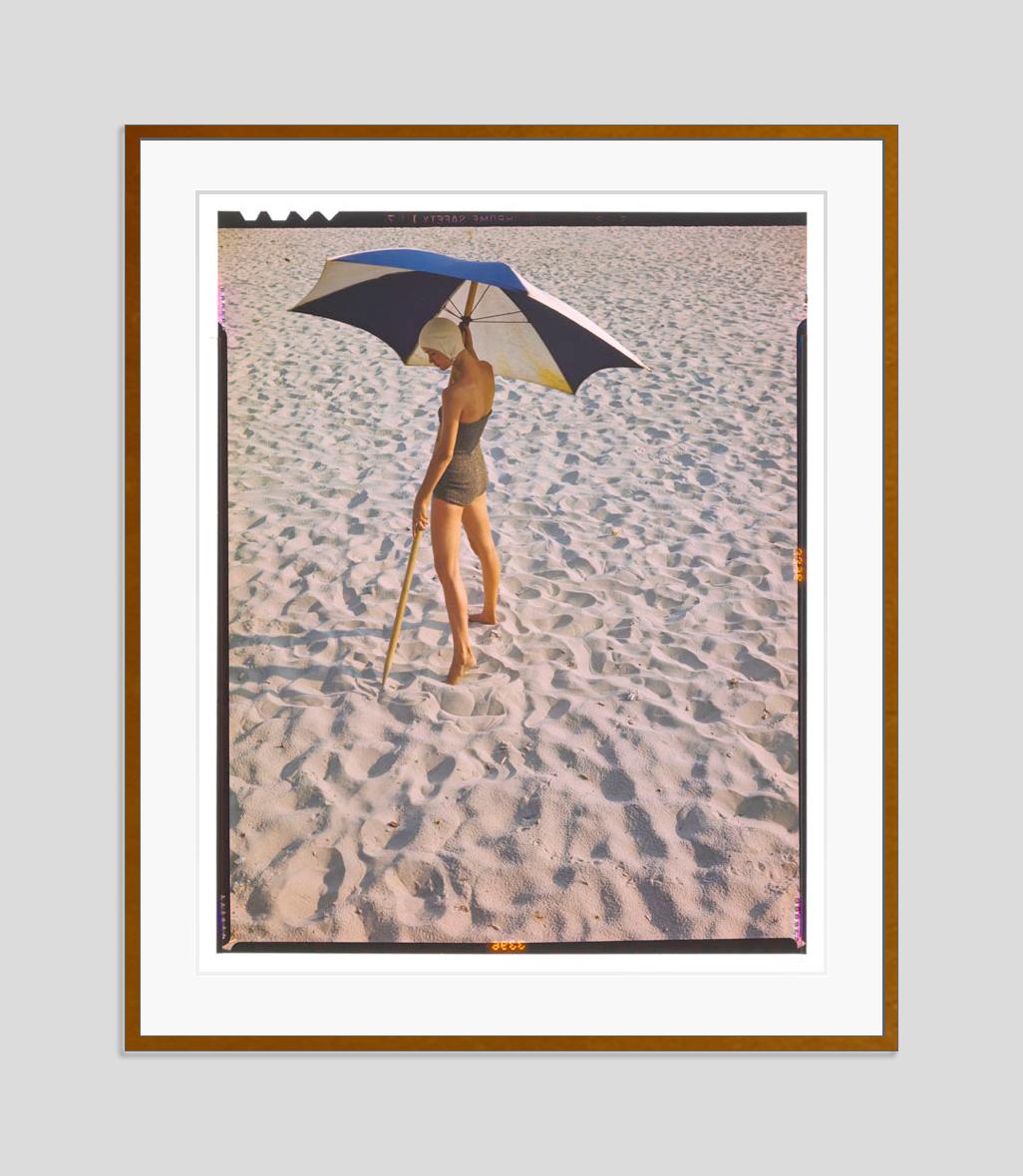 Girl On The Beach 1948, limitierte, gestempelte Auflage – Photograph von Toni Frissell