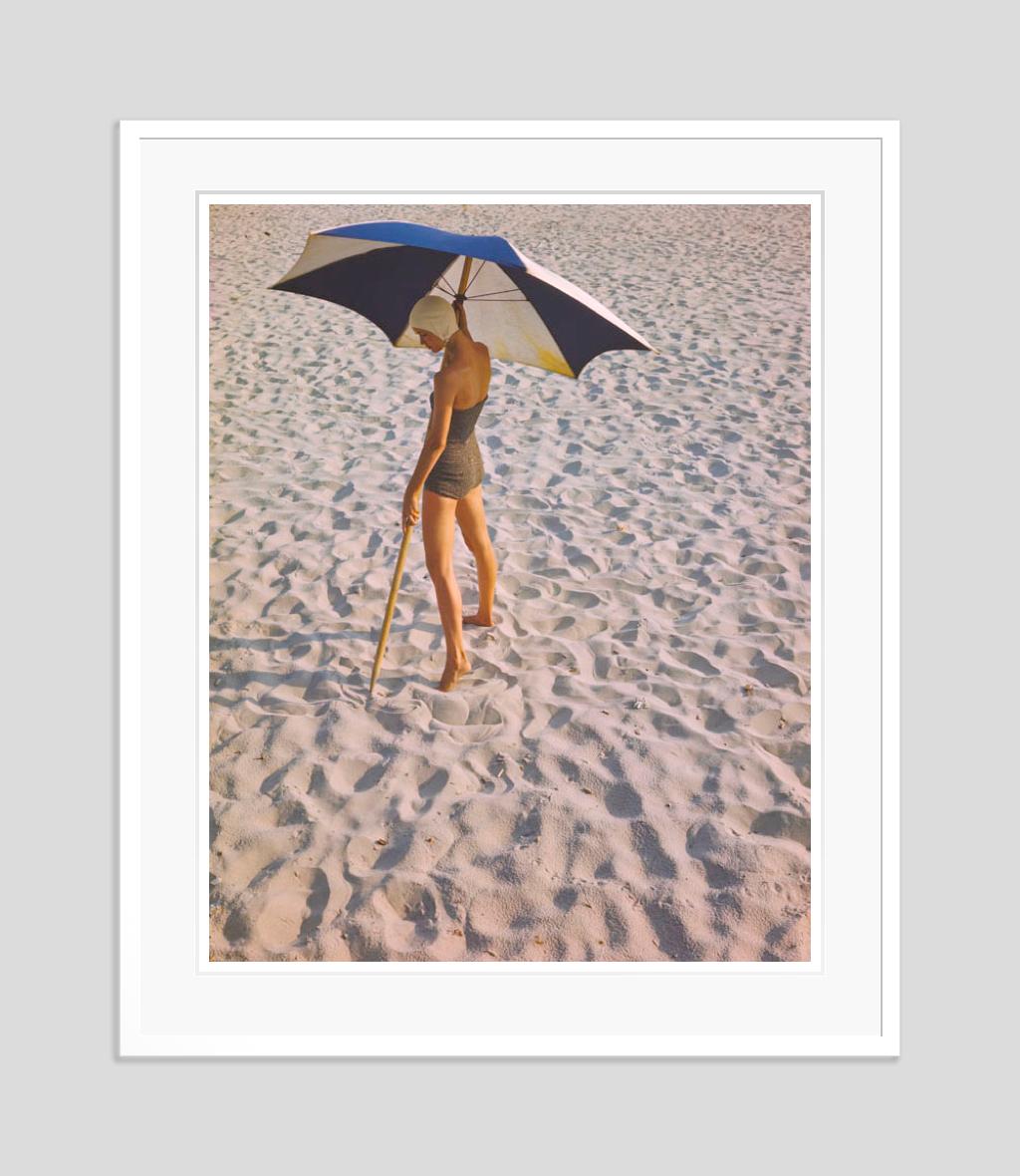 Girl On The Beach 1948, édition limitée estampillée et signée  - Moderne Photograph par Toni Frissell