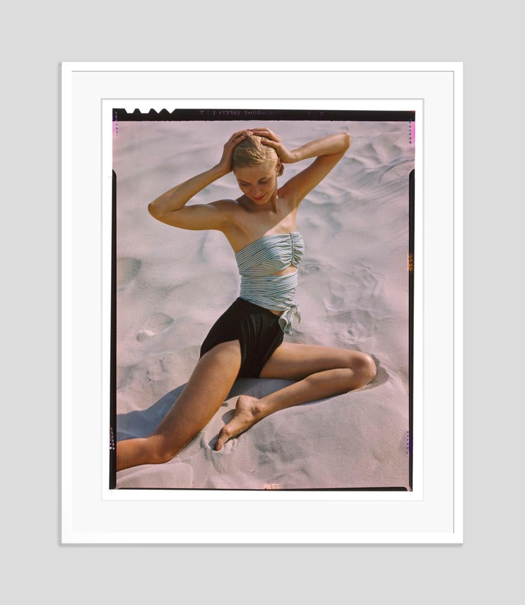 Girl On The Beach 1948, limitierte, gestempelte Auflage (Moderne), Photograph, von Toni Frissell
