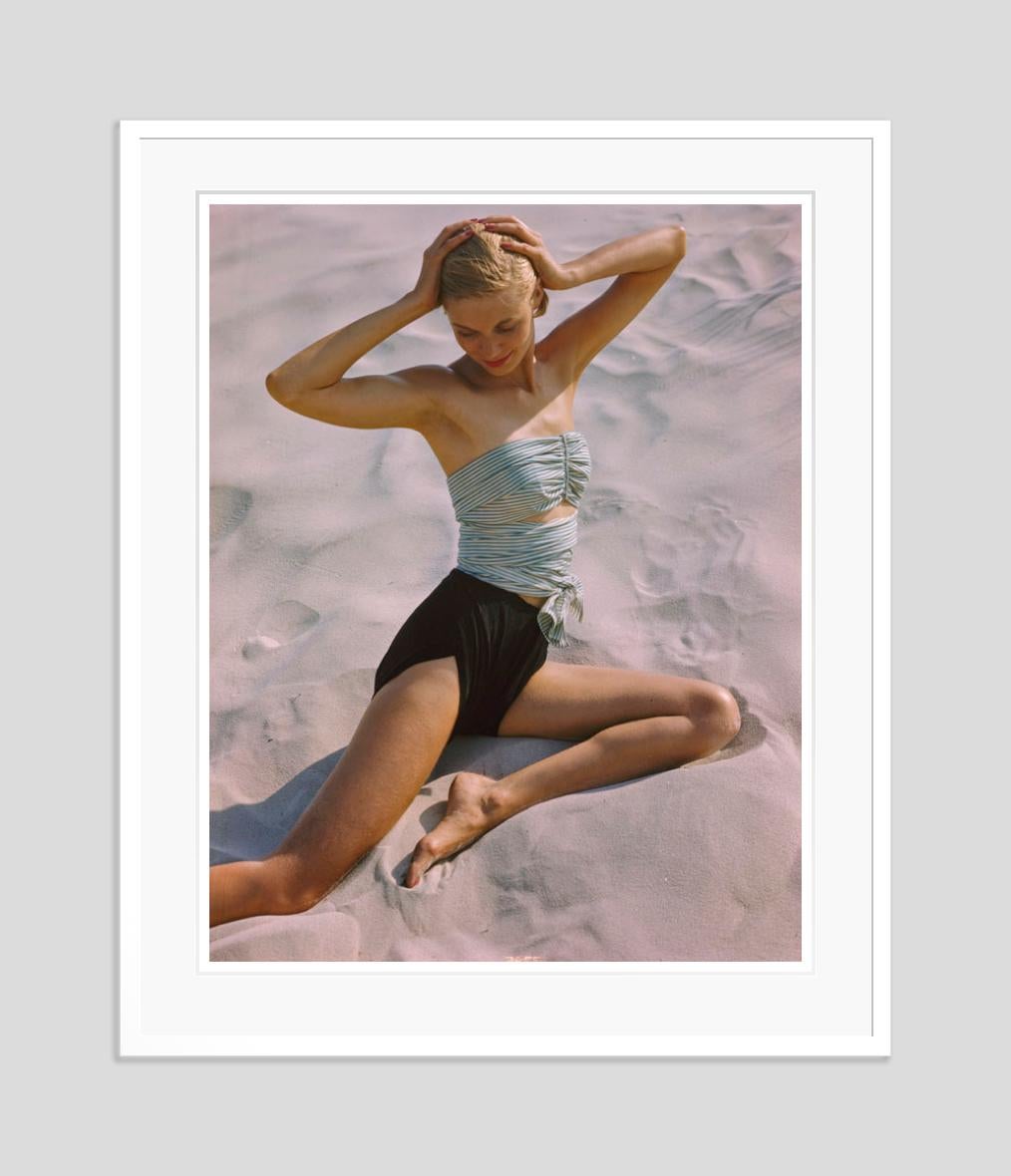 Girl On The Beach 1948, limitierte, gestempelte Auflage  (Moderne), Photograph, von Toni Frissell