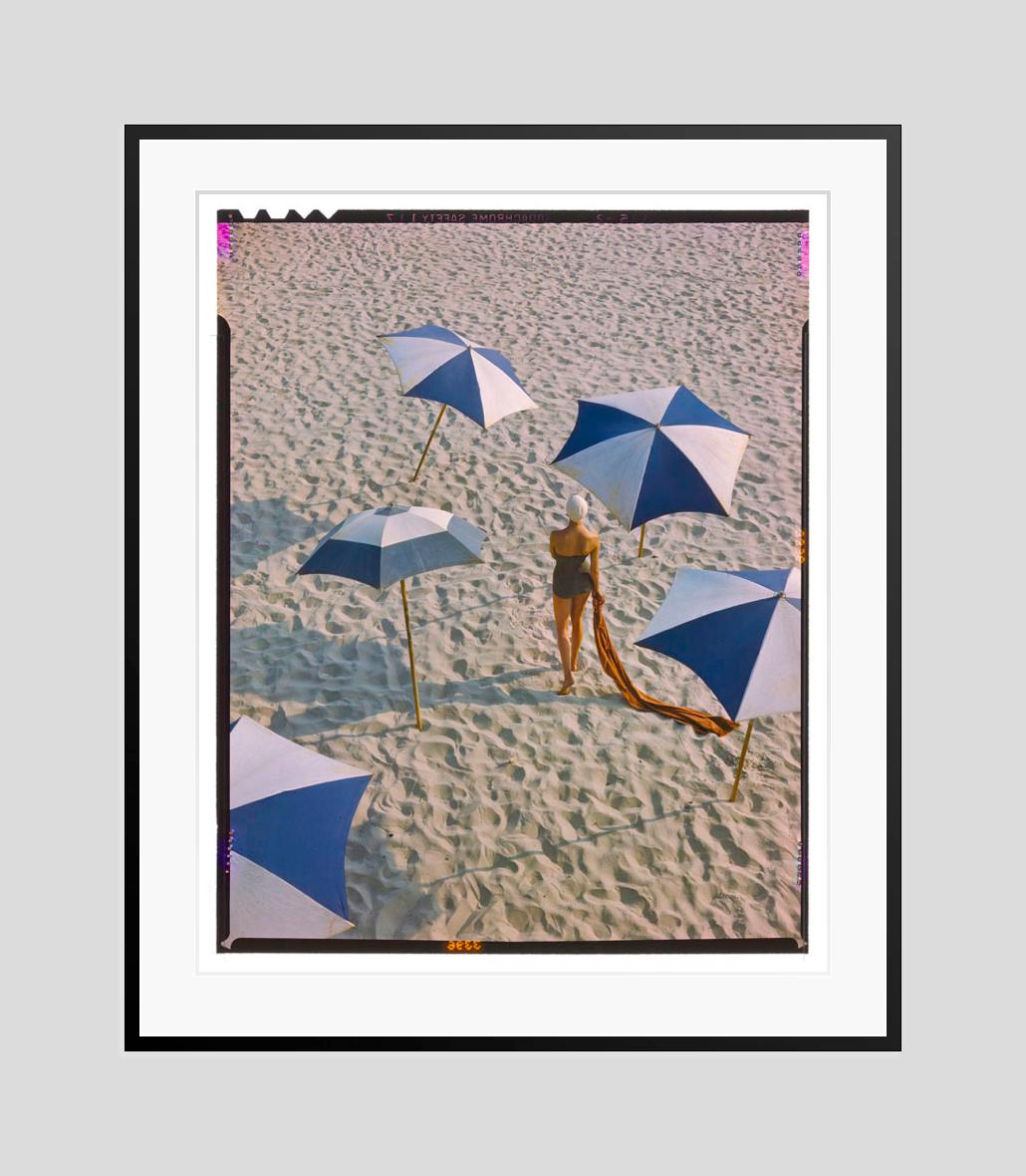 Girl On The Beach 1948 Edición Limitada Estampada con Firma - Color Photograph Gris de Toni Frissell