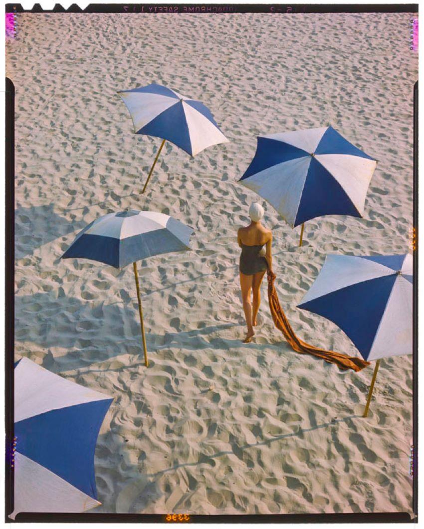 Toni Frissell Color Photograph – Girl On The Beach 1948, limitierte, gestempelte Auflage 