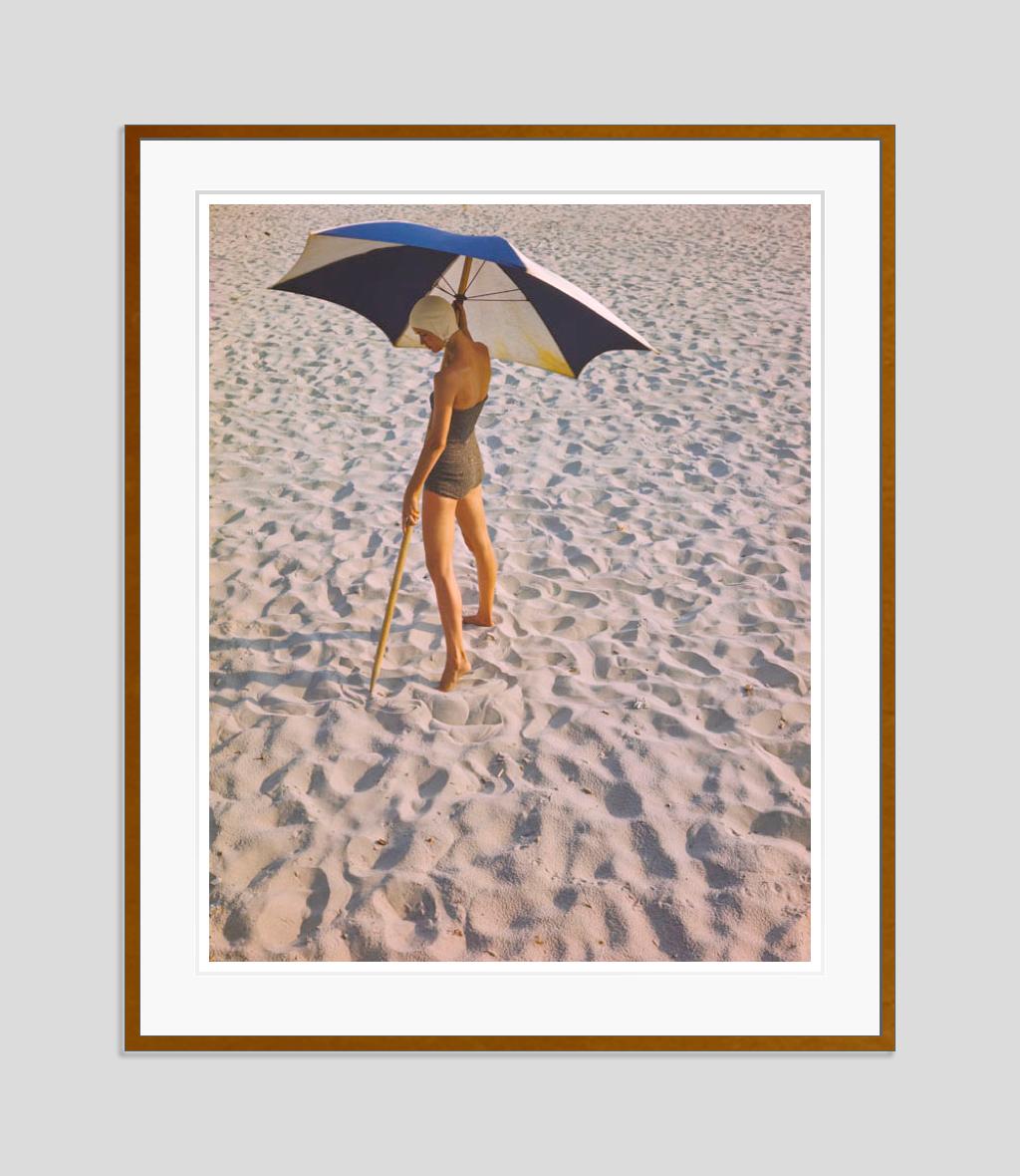 Girl On The Beach 1948 Übergroße, limitierte, gestempelte Auflage  – Photograph von Toni Frissell
