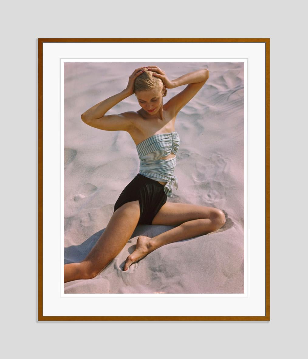 Girl On The Beach 1948 Übergroße, limitierte, gestempelte Auflage  – Photograph von Toni Frissell