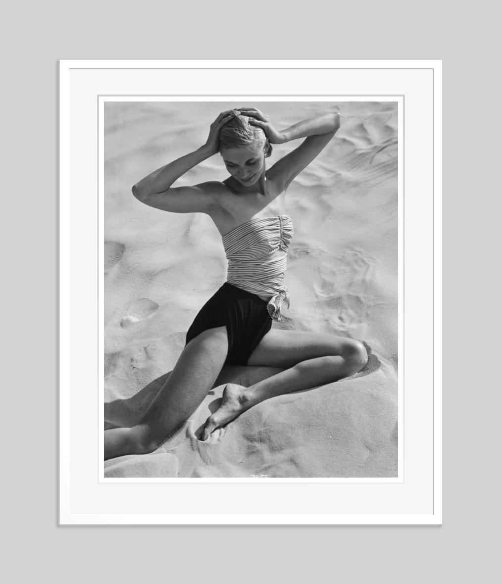Girl On The Beach 1948 Übergroße, limitierte, gestempelte Auflage (Moderne), Photograph, von Toni Frissell