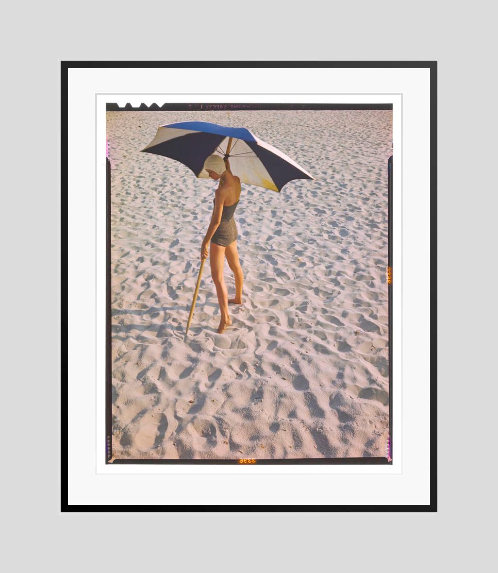 Girl On The Beach 1948 Edición limitada sobredimensionada con sello de firma - Color Photograph Marrón de Toni Frissell