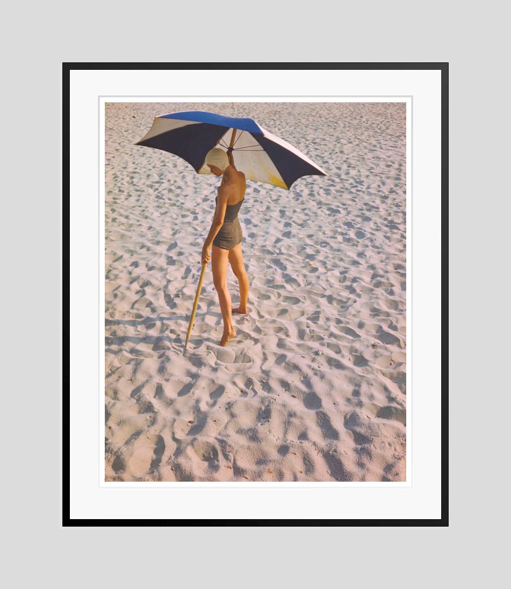Girl On The Beach 1948 Edizione limitata oversize con timbro della firma - Color Photograph Marrone di Toni Frissell
