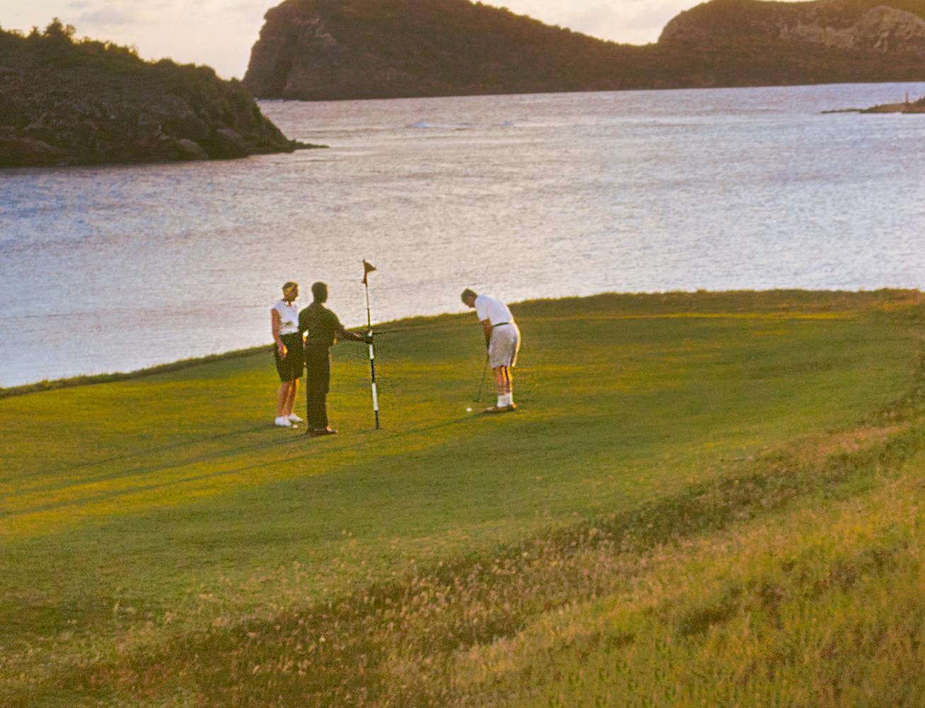 Golf At The Mill Reef Club 1959 Übergroße, limitierte, gestempelte Auflage (Moderne), Photograph, von Toni Frissell
