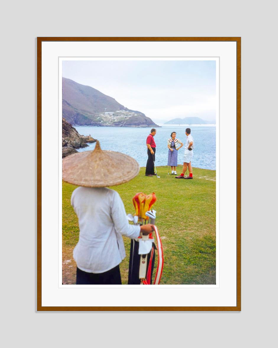 Golf en Hong Kong 1959 Edición Limitada Estampada con Firma - Photograph de Toni Frissell