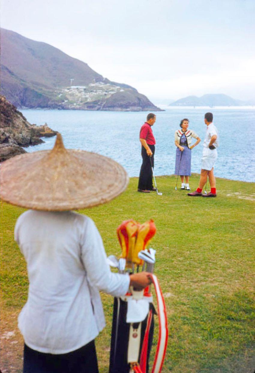 Golf in Hongkong 

1959

Eine Gruppe spielt Golf auf einem Küstengolfplatz, Hongkong, 1959.

von Toni Frissell

16 x 20" Zoll / 41 x 51 cm Papierformat 
Archivierungs-Pigmentdruck
ungerahmt 
(Einrahmung möglich - siehe Beispiele - bitte anfragen)