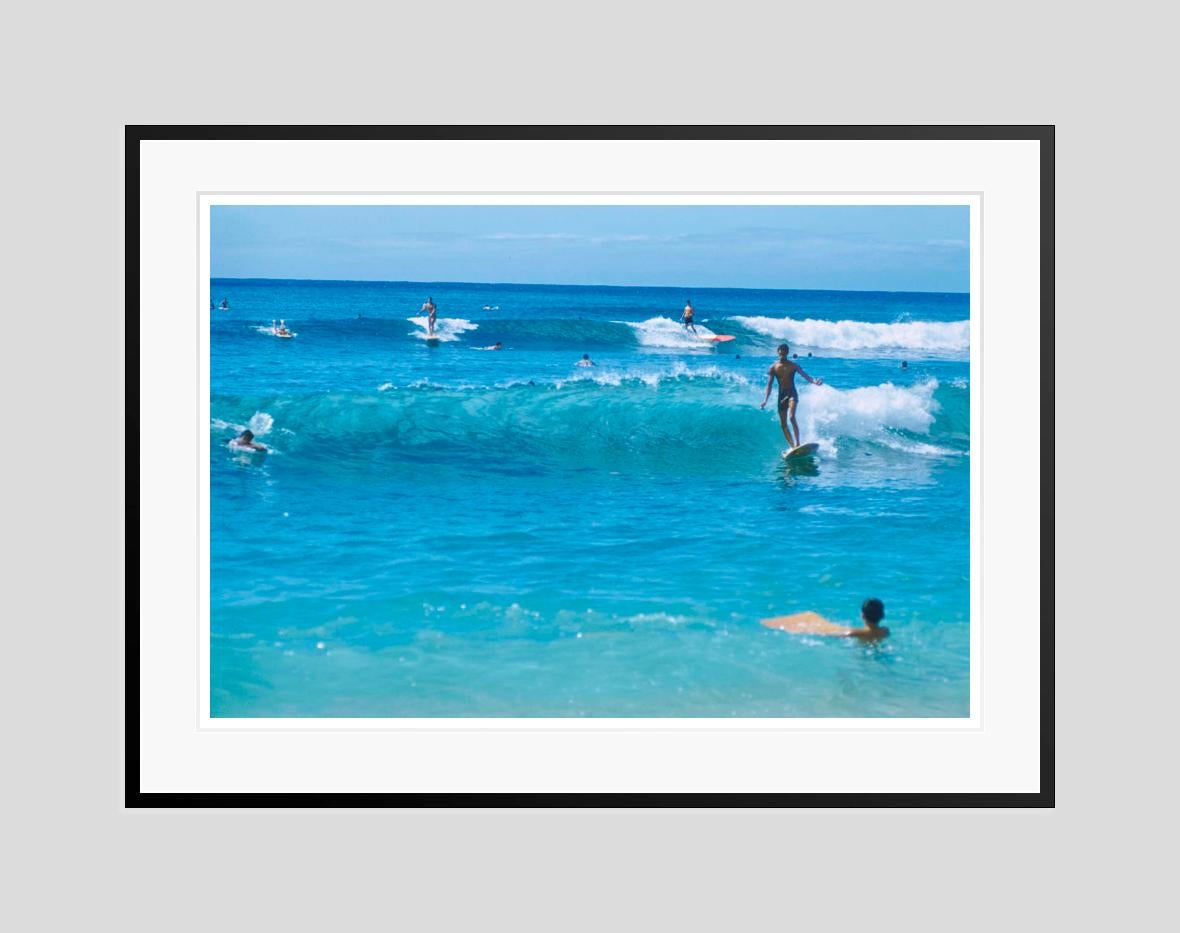 Escenas hawaianas 1957 Edición limitada sellada con firma - Color Photograph Azul de Toni Frissell