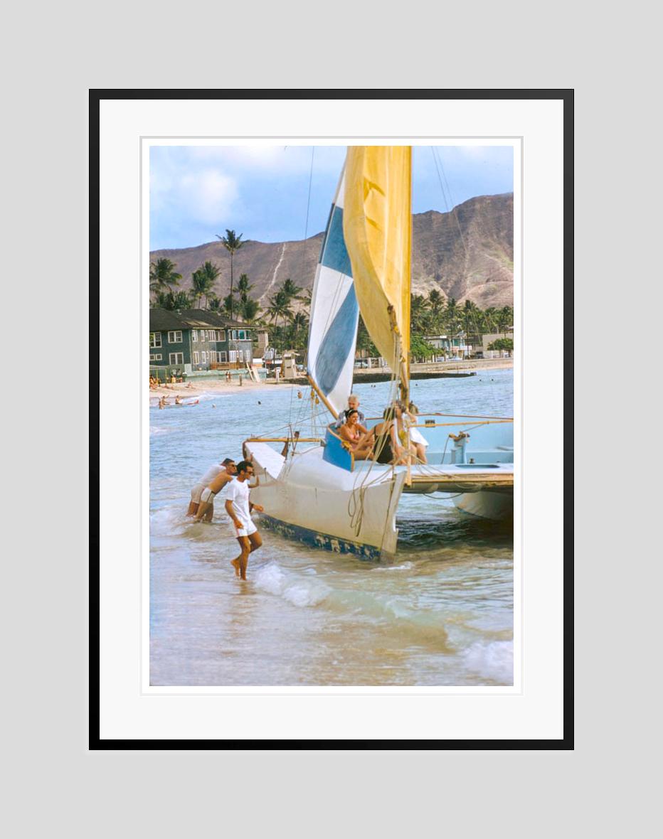 Escenas hawaianas 1957 Edición limitada sellada con firma - Color Photograph Gris de Toni Frissell