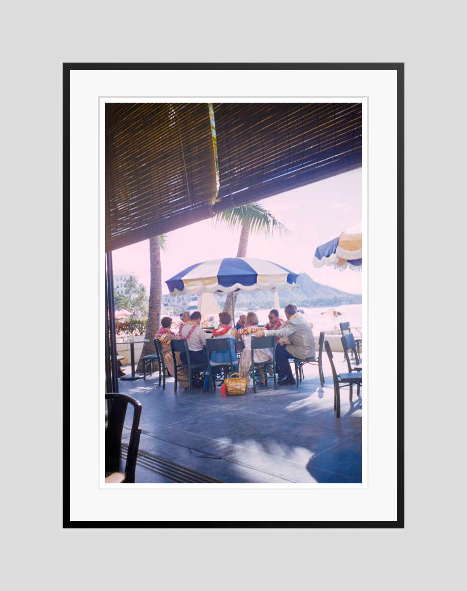 Escenas hawaianas 1957 Edición limitada sellada con firma - Color Photograph Gris de Toni Frissell