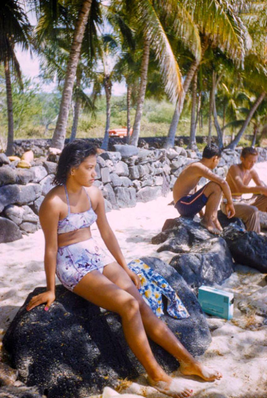 Toni Frissell Color Photograph – Hawaiianische Szenen, 1957, limitierte, gestempelte Auflage