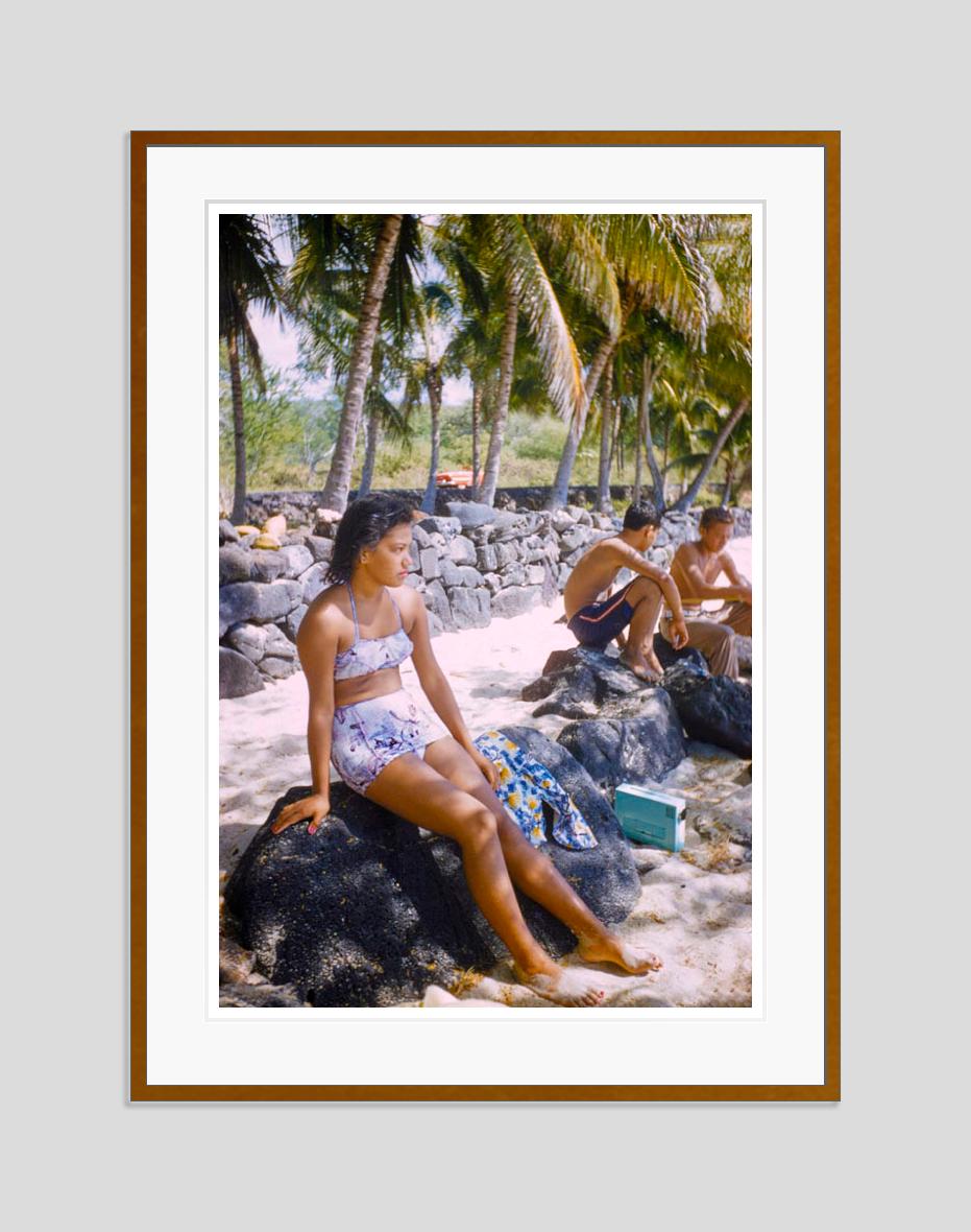 Escenas hawaianas 1957 Edición limitada sobredimensionada con sello de firma - Photograph Moderno de Toni Frissell