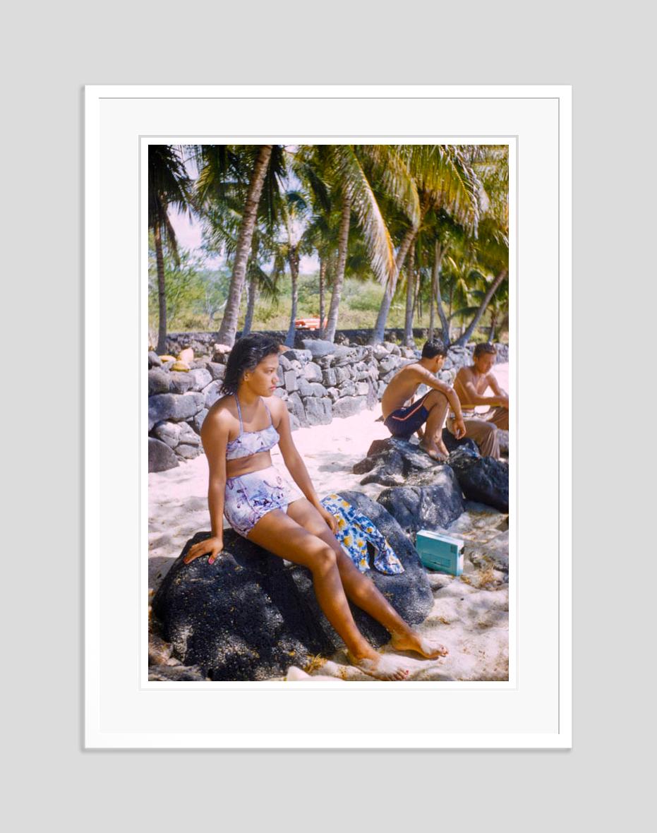 Escenas hawaianas 1957 Edición limitada sobredimensionada con sello de firma - Color Photograph Marrón de Toni Frissell