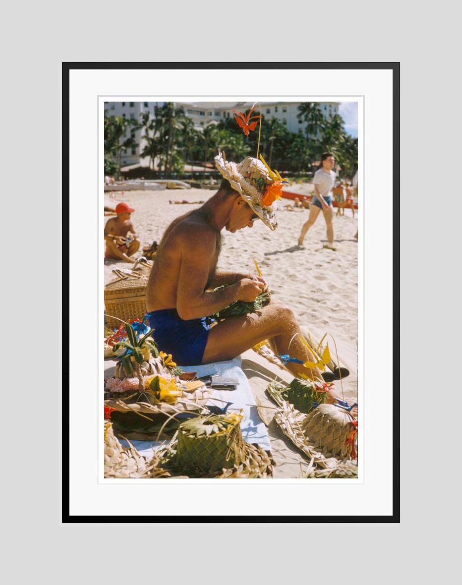 Hawaii-Szenen 

1957

Ein Mann webt Sonnenhüte an einem hawaiianischen Strand

von Toni Frissell

40 x 30