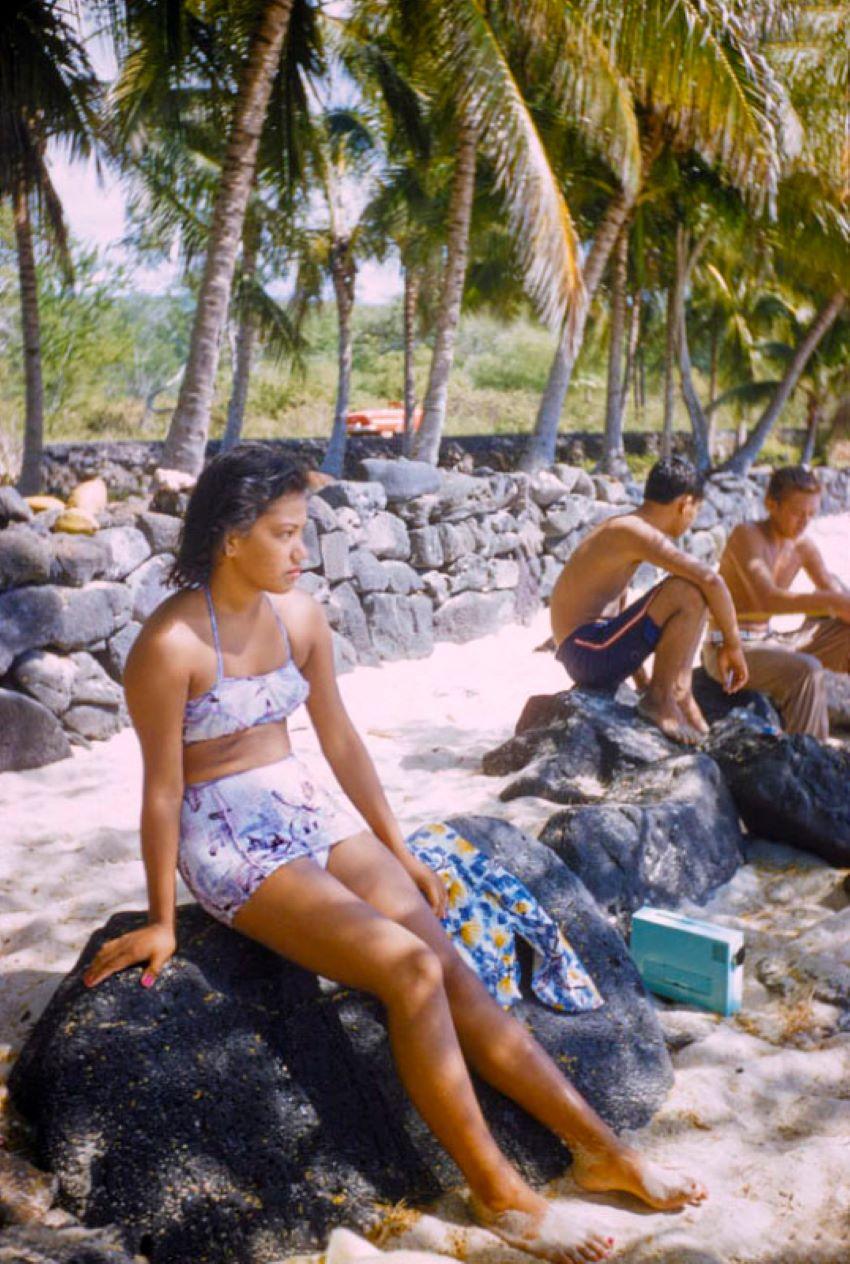 Color Photograph de Toni Frissell - Escenas hawaianas 1957 Edición limitada sobredimensionada con sello de firma