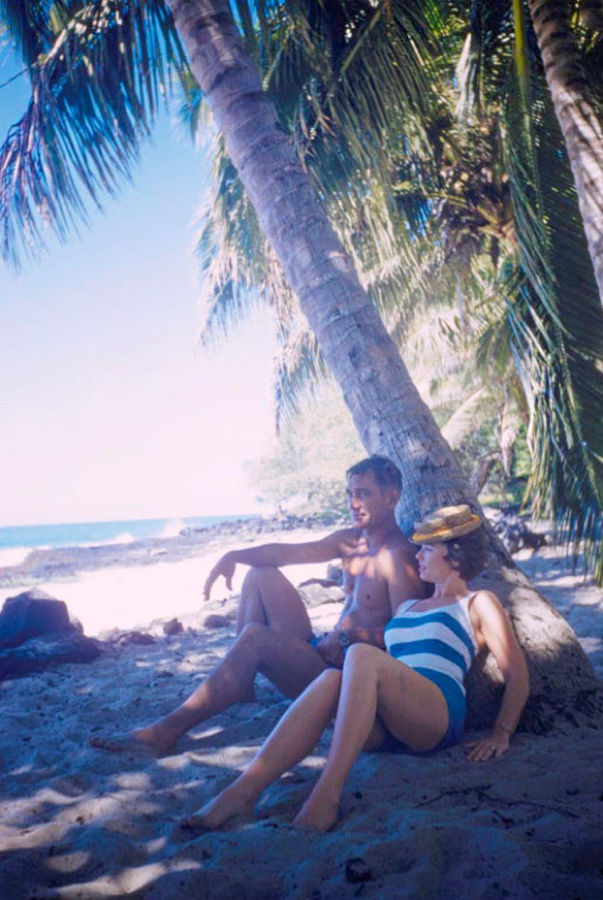 Toni Frissell Color Photograph – Hawaiianische Szenen in Übergröße, limitierte, gestempelte Auflage von 1957 