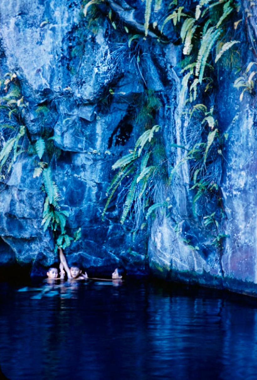 Toni Frissell Color Photograph – Hawaiianische Szenen in Übergröße, limitierte, gestempelte Auflage von 1957