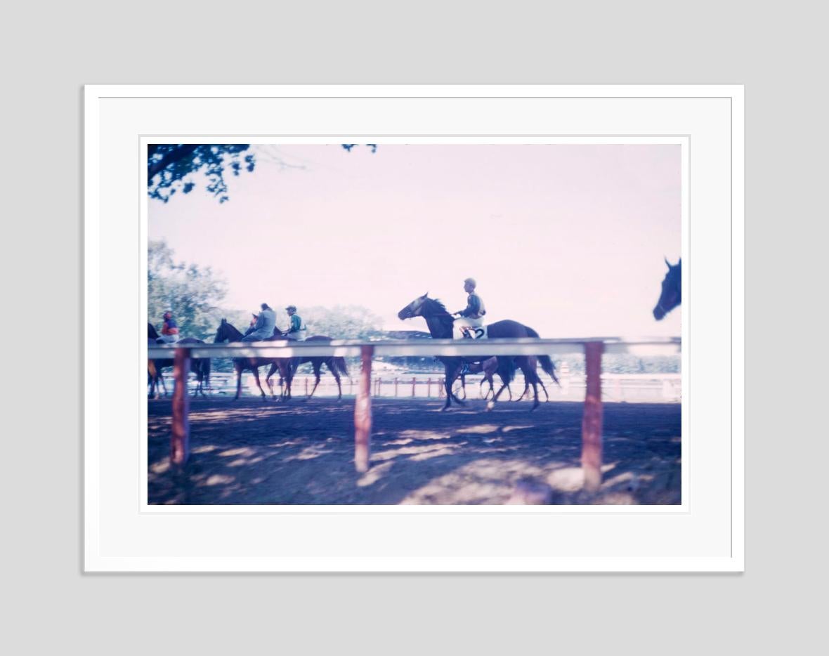 Pferderennen in Saratago, 1960, übergroß, limitierte, gestempelte Auflage  (Moderne), Photograph, von Toni Frissell