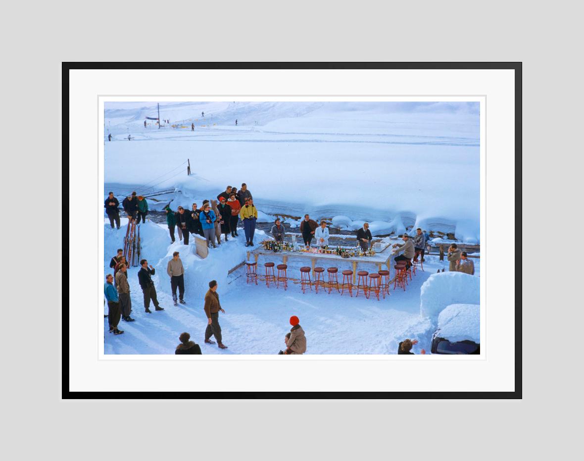 Eisbar 

1955

Menschenmassen versammeln sich in einer Après-Ski-Eisbar