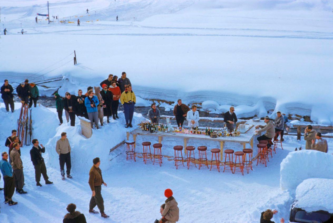 Color Photograph di Toni Frissell - Ice Bar 1955 Oversize Edizione limitata con timbro della firma