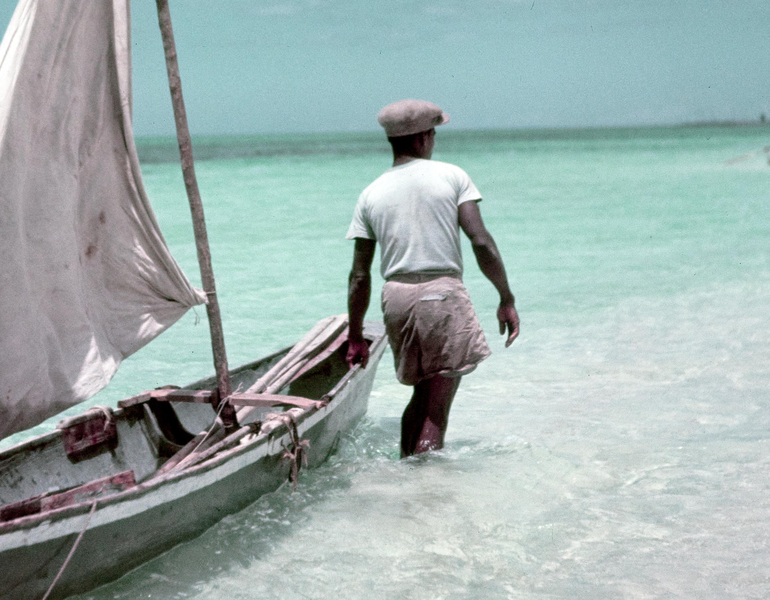 Jamaica Boat 1948 Extra Oversize Limited Signature Stamped Edition - Moderne Photograph par Toni Frissell