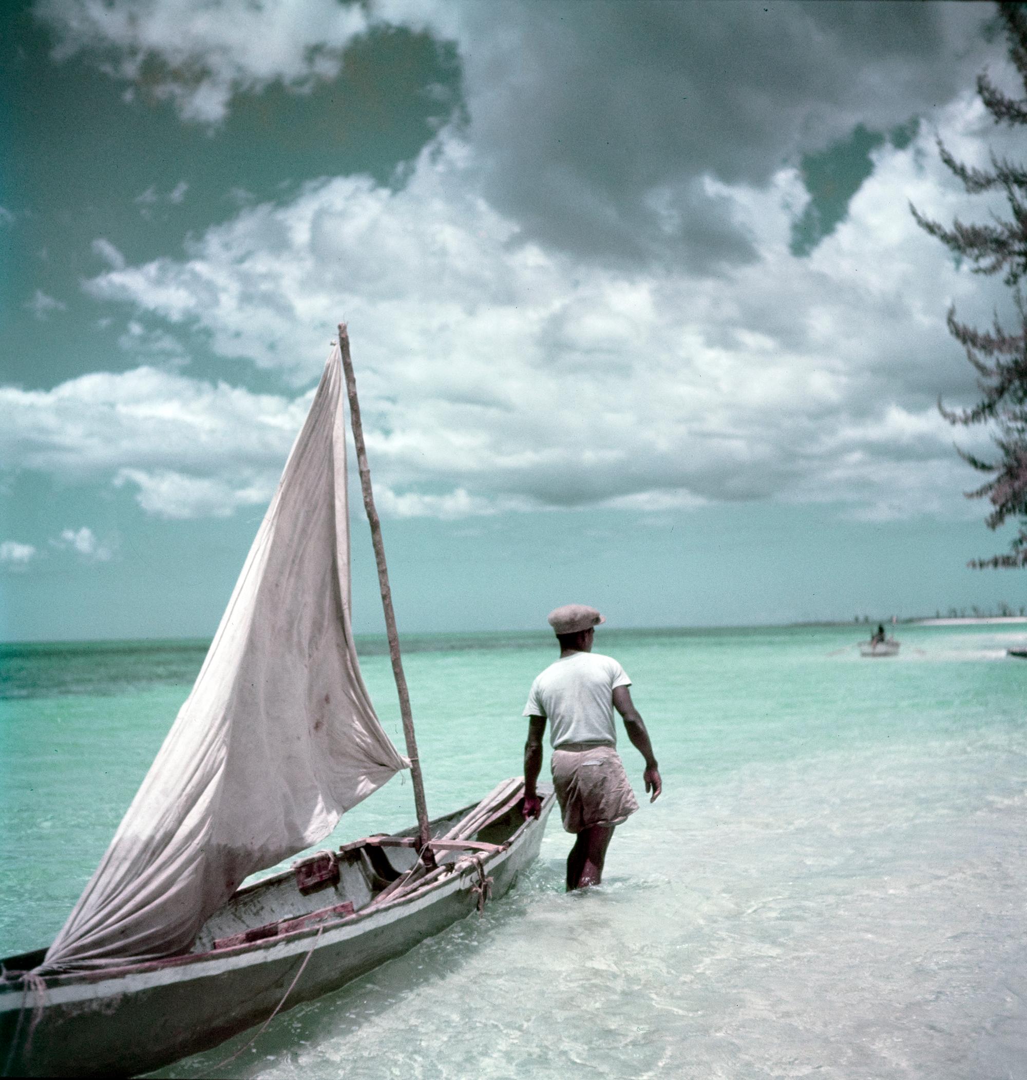 Jamaica Boat 1948 Extra Oversize Limited Signature Stamped Edition - Bleu Color Photograph par Toni Frissell