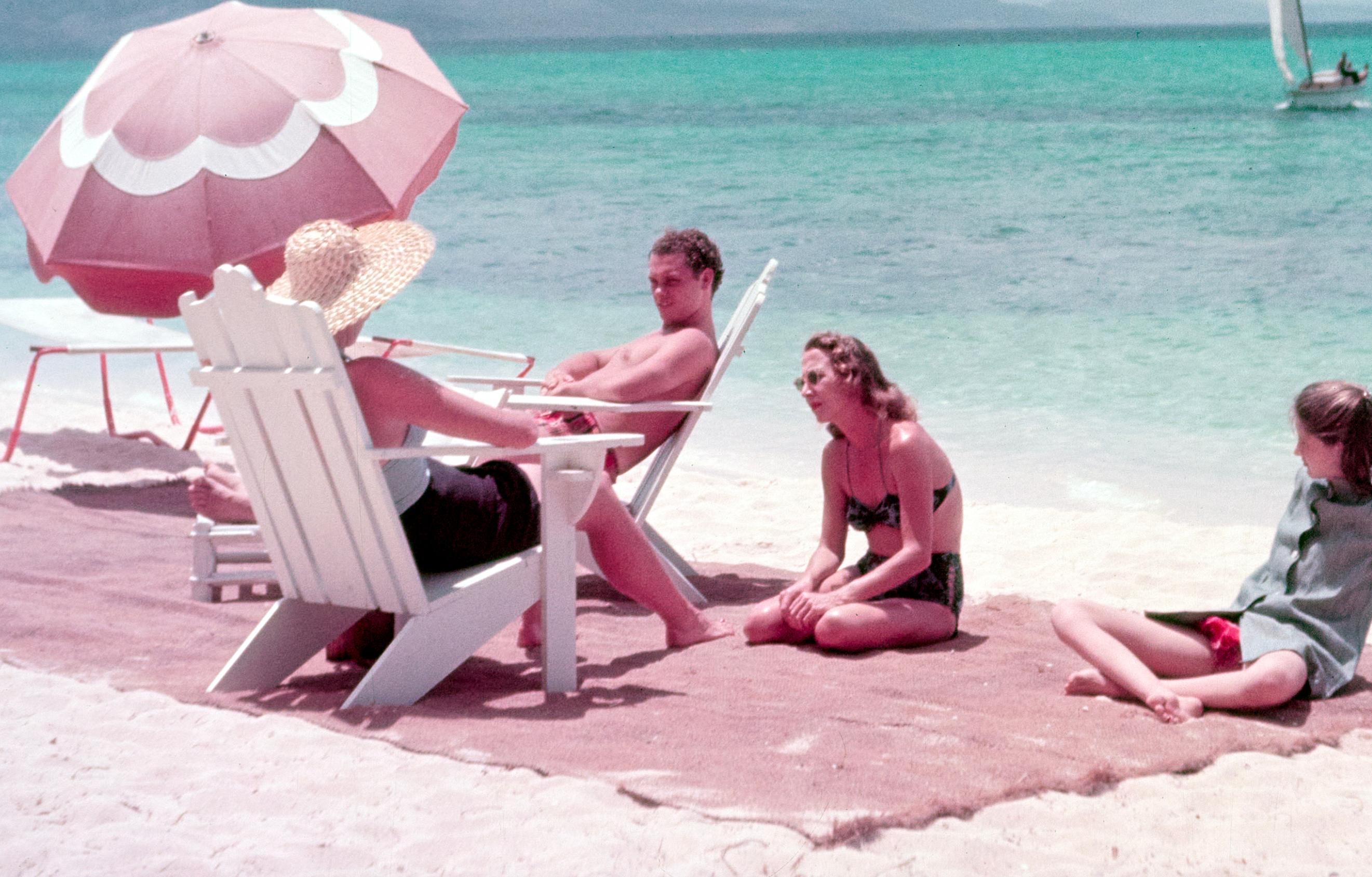 Jamaica Parasol 1948 Giant Oversize Limited Signature Stamped Edition – Photograph von Toni Frissell