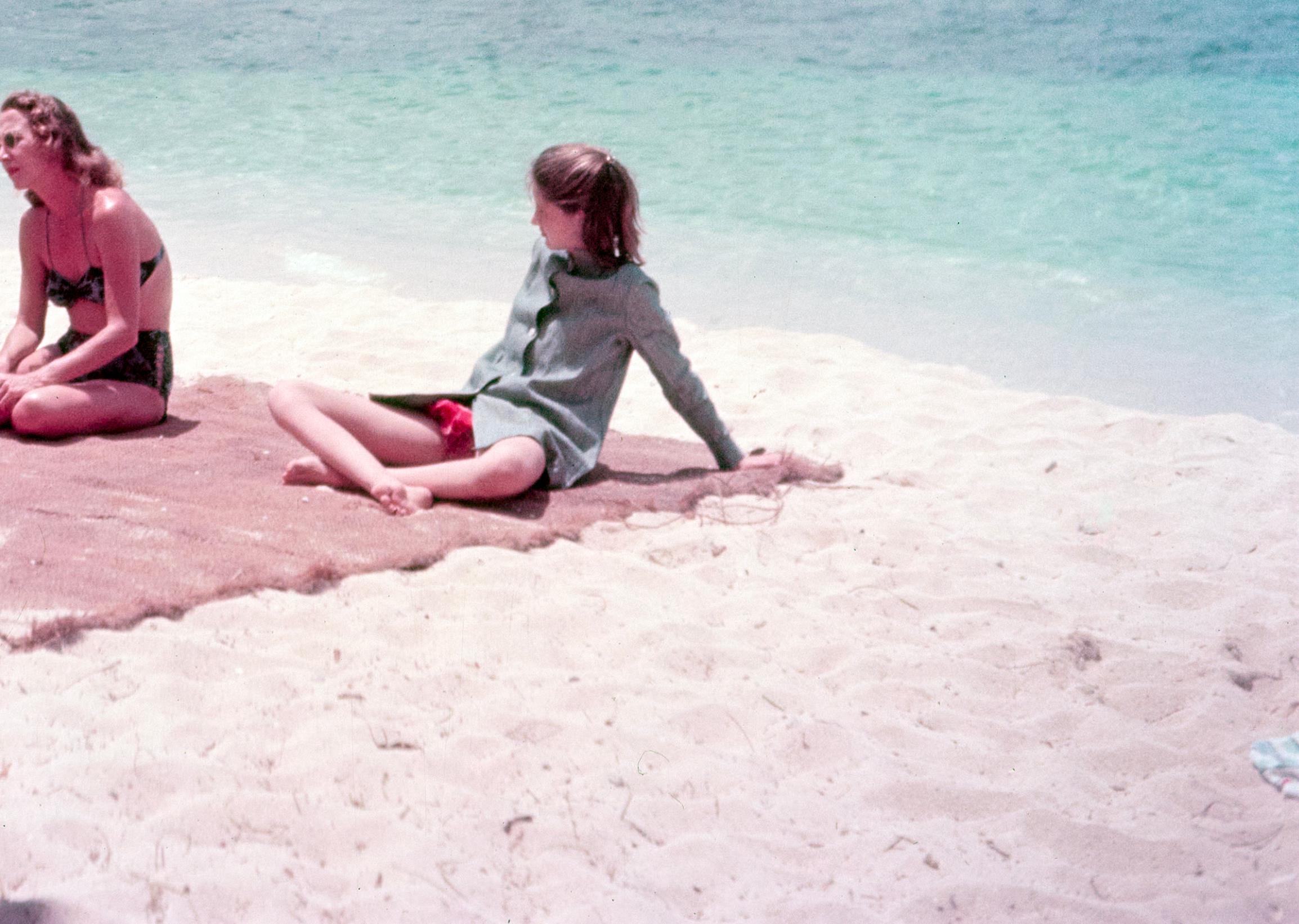 Jamaika Parasol 1948 Limitierte, gestempelte Ausgabe (Blau), Landscape Photograph, von Toni Frissell