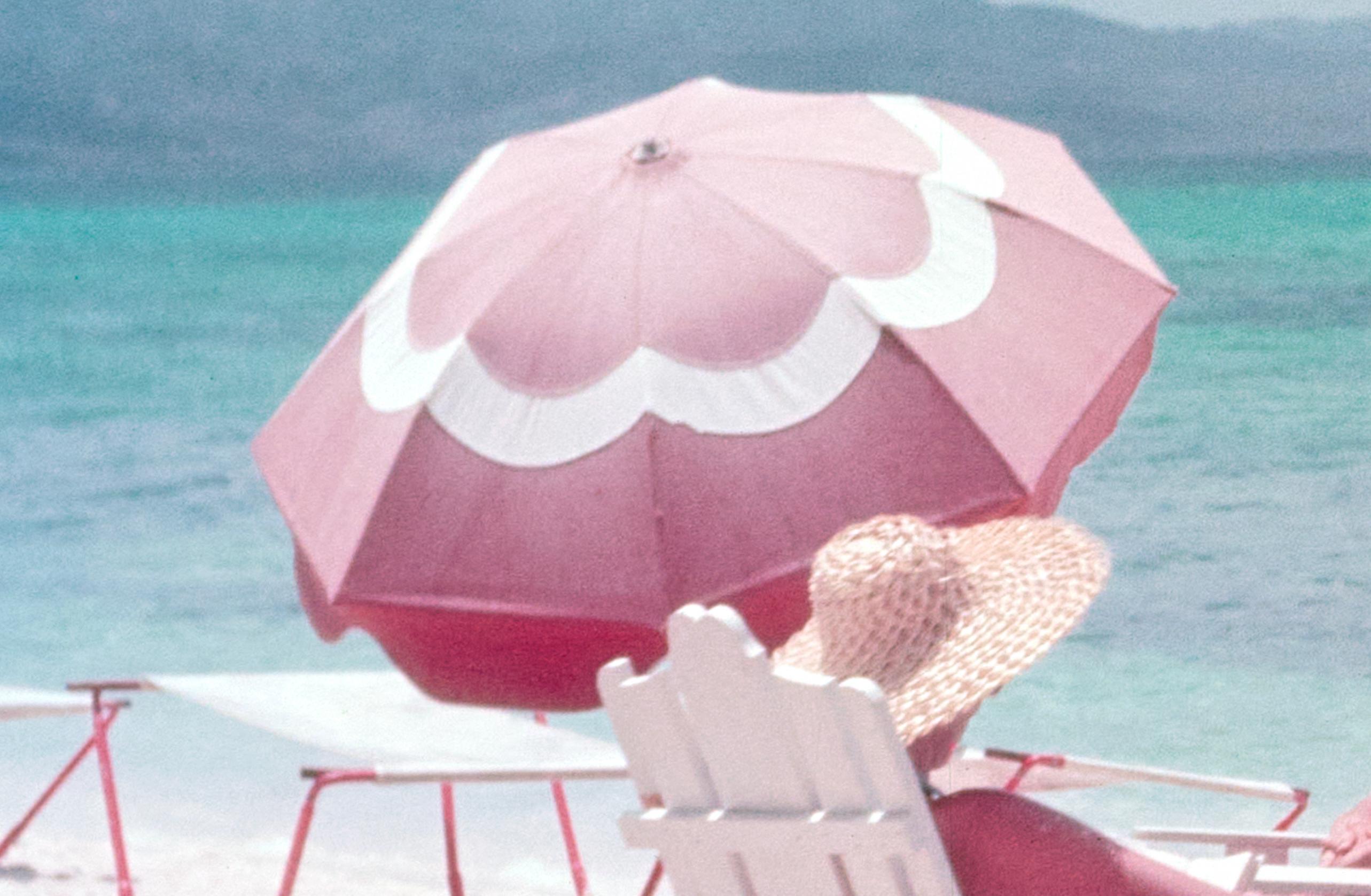 Jamaika Sonnenschirm 
von Toni Frissell

Eine Familie ruht sich unter einem Sonnenschirm am Strand in der Nähe des türkisfarbenen Meeres in Jamaika aus. 1948 


Großes Papierformat 20 x 20