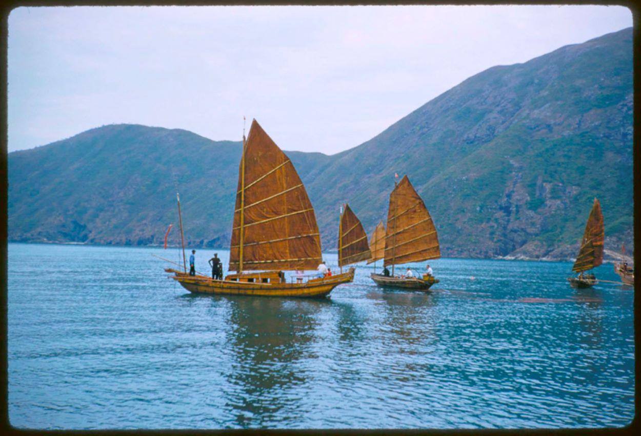 Toni Frissell Color Photograph – Junks In Hong Kong Harbour 1959 Limitierte Signatur gestempelte Auflage