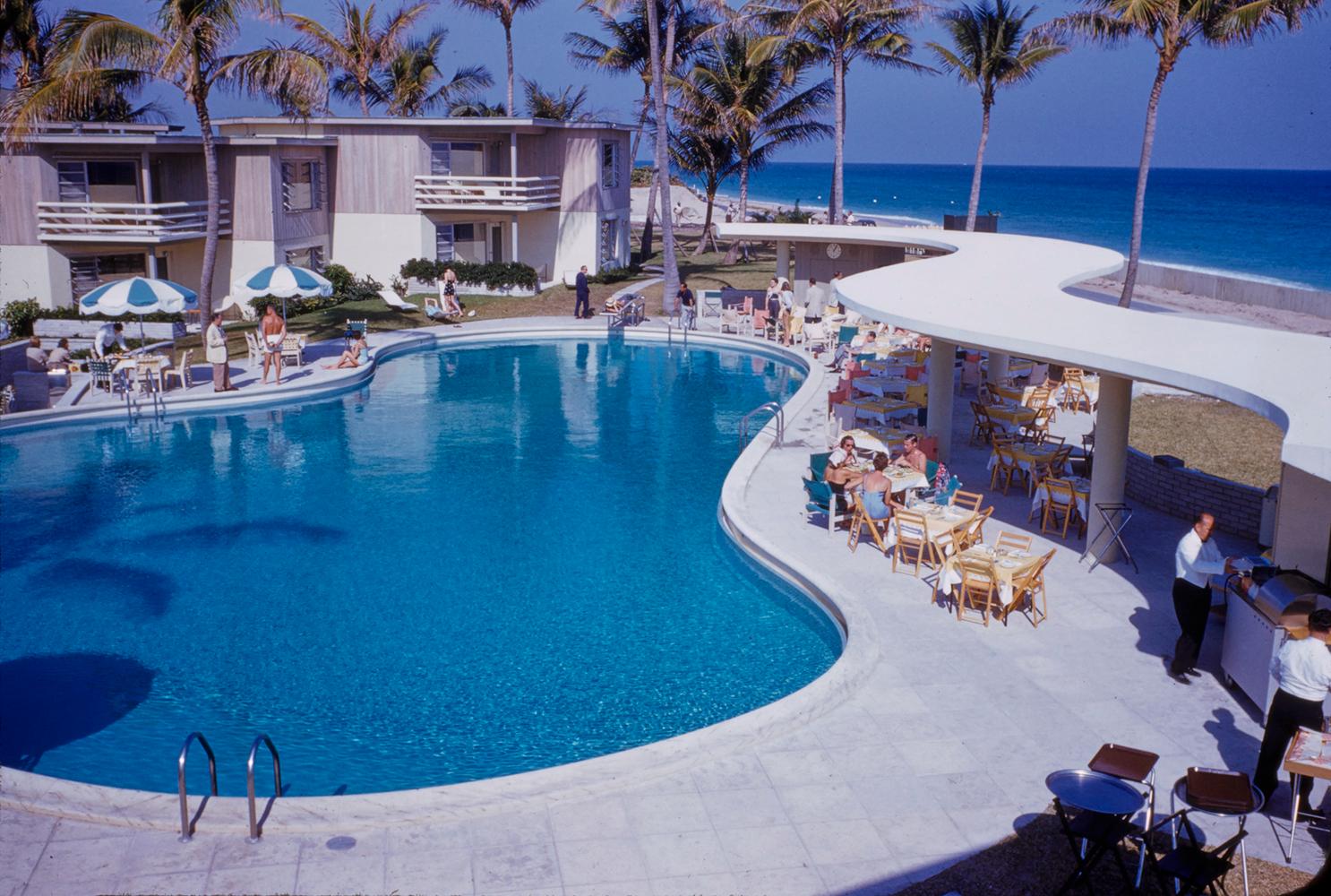 La Coquille Club, Floride 1954

Invités à la piscine du La Coquille Club, Floride, en décembre 1954

par Toni Frissell

40 x 30" pouces / 101 x 76 cm format du papier 
Impression au pigment d'archivage
non encadré 
(possibilité d'encadrement - voir