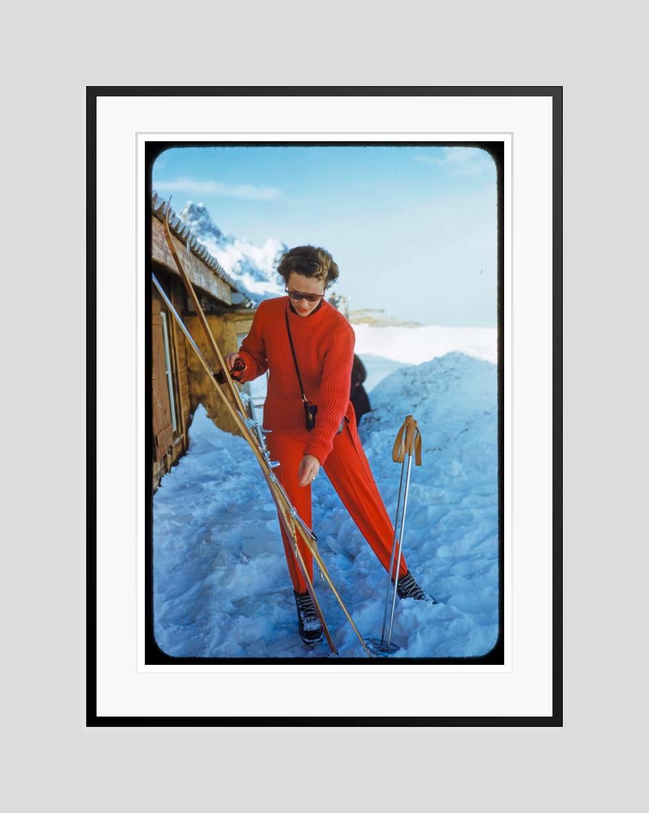 La dama de rojo  1955  Edición limitada con sello de firma - Color Photograph Azul de Toni Frissell